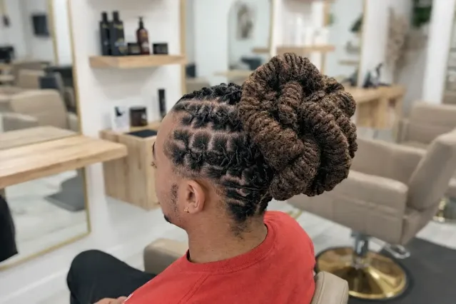 Coiffure locks premium par Shinup Détail de dreadlocks soignées illustrant un service de coiffure premium